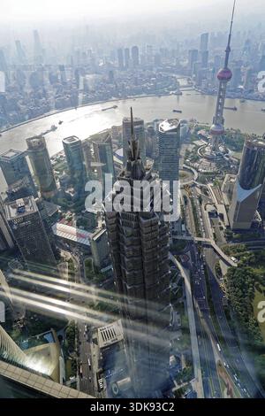 Vue depuis la tour de Shanghai de 632 mètres de haut, surnommée The Twist, Shanghai, République populaire de Chine, vue aérienne d'une zone résidentielle urbaine avec Banque D'Images