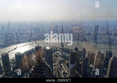 Vue depuis la tour de Shanghai de 632 mètres de haut, surnommée The Twist, Shanghai, République populaire de Chine, vue aérienne d'une zone résidentielle urbaine avec Banque D'Images