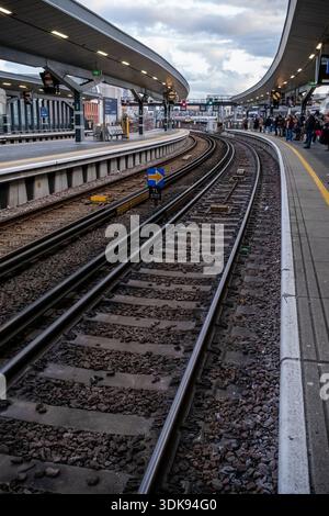 Plate-forme à la gare de London Bridge, banlieue, touriste, en attente d'un train de liaison de la Tamise, vers le sud Jan 2025 Londres Banque D'Images
