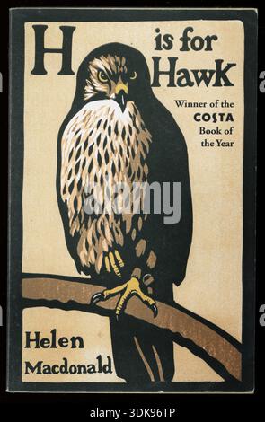 Livre de poche utilisé - H est for Hawk par Helen Macdonald, un livre de mémoire sur la nature à succès sur une femme en deuil pour son père, qui forme un goshawk. Lauréat du prix Costa Book of the Year 2015. Maintenant un film. Publié pour la première fois au Royaume-Uni, 2014. Banque D'Images