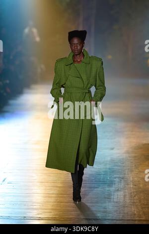 Berlin, Allemagne, 30 janvier 2026. La marque berlinoise de prêt-à-couture DANNY REINKE présente sa collection AW26 'NUMINOUS' lors de la Berlin Fashion week au NLND Berlin. Un mannequin féminin noir marche sur la piste atmosphérique sous des projecteurs chauds. Elle présente un trench vert olive sur mesure avec une ceinture à la taille, des revers proéminents et une solide structure aux épaules, incarnant le mélange de l'artisanat de vêtements d'extérieur haut de gamme et du design couture durable du designer. Crédit : Felix Wolf/Alamy Live News Banque D'Images