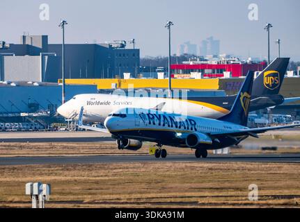 Ryanair Boeing 737 décolle de l'aéroport de Cologne/Bonn, Rhénanie du Nord-Westphalie, Allemagne Banque D'Images