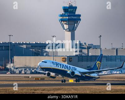 Ryanair Boeing 737 décolle de l'aéroport de Cologne/Bonn, Rhénanie du Nord-Westphalie, Allemagne Banque D'Images