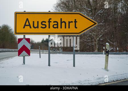 Panneau jaune Ausfahrt indiquant une sortie sur une route enneigée allemande. Symbolise laisser un chemin ou la logistique de la circulation dans des conditions hivernales. Banque D'Images