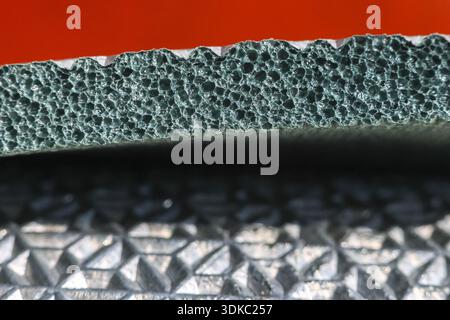 Vue macro de la texture de mousse de matelas gris confortable pour le camping. la section transversale du matériau montre le motif isolant pour une aventure reposante en plein air Banque D'Images