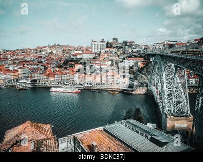 Vue panoramique sur Porto, Portugal, montrant le quartier historique de Ribeira, le fleuve Douro et le pont Dom Luís I. Banque D'Images