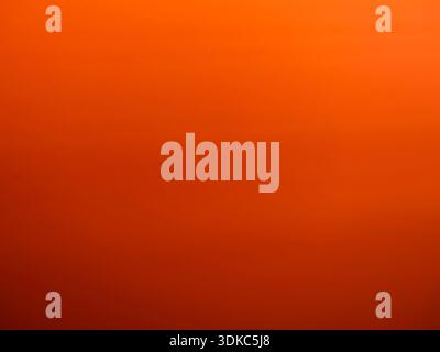 Fond de couleur orange avec un dégradé vertical subtil, passant d'une teinte plus lumineuse en haut à un ton plus profond et plus sombre en bas, désactivé Banque D'Images