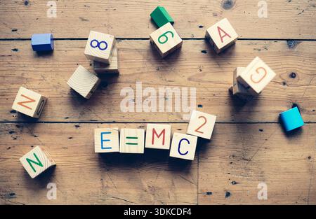 E  = MC squared en jeu des blocs sur le plancher en bois Banque D'Images