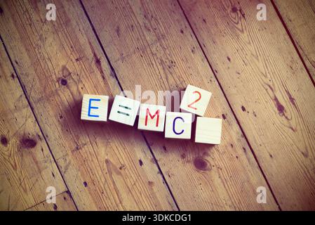 Jouer maintenant Bricks à E  = MC squared sur marbre Banque D'Images