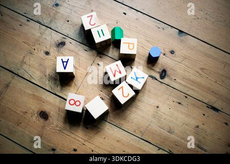 Childs play blocks sur plancher en bois Banque D'Images