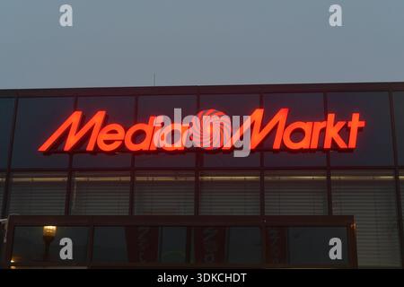 Logo Leuchtendes Mediamarkt logo Leuchtendes Mediamarkt. Dunkle Atmosphäre aufgrund starkem Nebels. München *** Luminous Mediamarkt logo Luminous Medi Banque D'Images