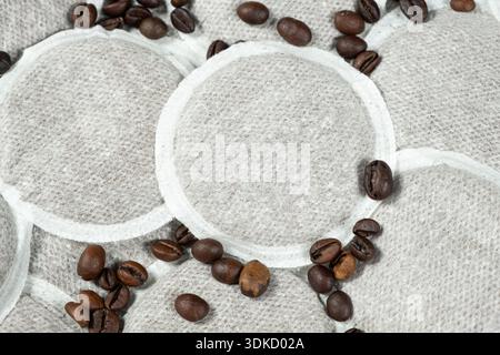 Vue détaillée des filtres à café en papier fibreux pour machine à espresso Banque D'Images