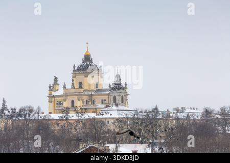 Vue sur l'architecture baroque de la cathédrale Saint-Georges pendant les fortes tempêtes de neige hivernales. Belle façade de point de repère avec dôme doré sous la neige tombante dans Lviv vieux Banque D'Images