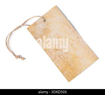 Étiquette texturée crémeuse avec une ficelle nouée isolée sur blanc Banque D'Images