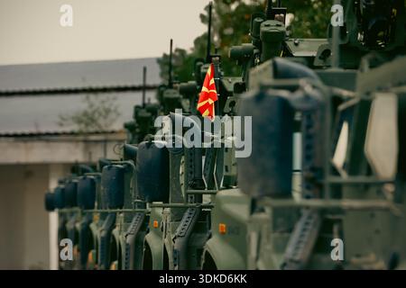 Drapeau de la Macédoine affiché sur une rangée de véhicules tactiques militaires blindés garés dans une installation militaire Banque D'Images