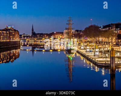 Les lumières de la jetée de Martinianleger illuminée se reflètent dans la rivière Weser la nuit, Brême, Allemagne du Nord, Allemagne, Europe Banque D'Images