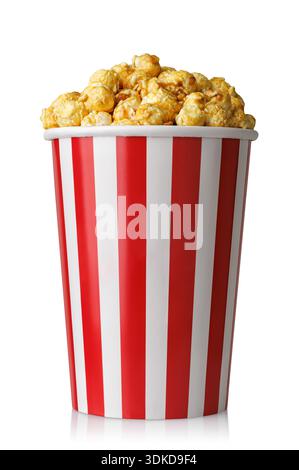 Pop-corn caramélisé dans un gobelet en papier rayé rouge et blanc isolé sur blanc Banque D'Images
