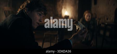EDDIE REDMAYNE dans le rôle de Newt Scamander avec un bébé Niffler et VICTORIA YEATES dans le rôle de Bunty Fantastic Beasts : The secrets of Dumbledore (2022) *Filmstill - EDI Banque D'Images