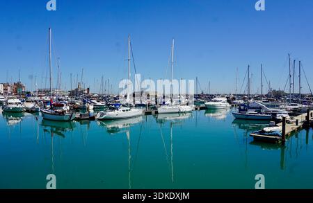Yachts et bateaux amarrés à Ramsgate Harbour dans le Kent, Angleterre Banque D'Images
