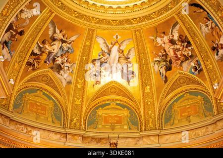 La basilique Saint-Étienne de Budapest, en Hongrie, se trouve dans la zone tampon du site classé au patrimoine mondial de l'UNESCO. L'intérieur est glorieusement décoré et peint en or. Banque D'Images