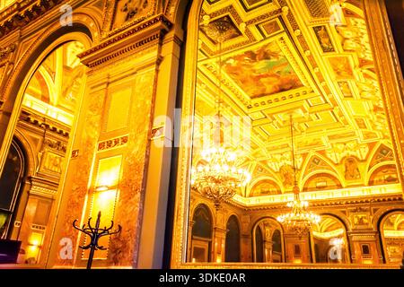 La basilique Saint-Étienne de Budapest, en Hongrie, se trouve dans la zone tampon du site classé au patrimoine mondial de l'UNESCO. L'intérieur est glorieusement décoré et peint en or. Banque D'Images