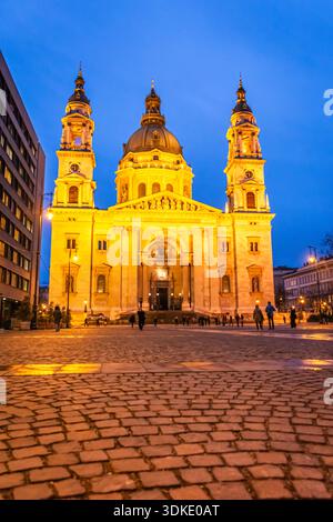 La basilique Saint-Étienne de Budapest, en Hongrie, se trouve dans la zone tampon du site classé au patrimoine mondial de l'UNESCO. La façade éclairée en début de soirée. Banque D'Images