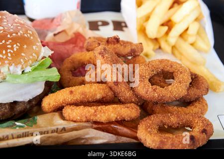 rondelles d'oignon avec grand hamburger king whopper repas maspalomas gran canaria, îles canaries, espagne Banque D'Images