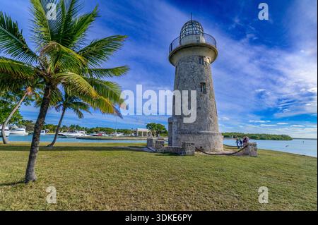 Phare de Cape Florida avec des palmiers le long du rivage à Bill Baggs Cape Florida State Park, Key Biscayne, Floride. Banque D'Images