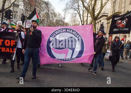 Londres, Royaume-Uni. 31 janvier 2026. Les manifestants portent la bannière « Dulwich Hamlet anti-fasciste » alors que des milliers de personnes défilent dans Kingsway, dans le centre de Londres, en solidarité avec la Palestine. Crédit : Vuk Valcic/Alamy Live News Banque D'Images