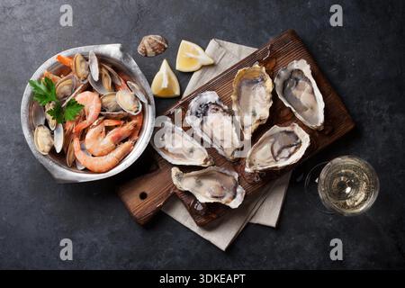Des fruits de mer et vin blanc sur table en pierre. Les huîtres, crevettes et coquillages. Vue d'en haut Banque D'Images