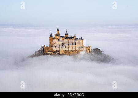 La vue sur le château de Hohenzollern émergeant du brouillard de la Corne de Zeller est spectaculaire. Banque D'Images