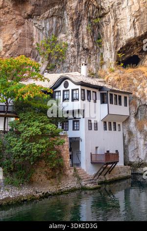 Blagaj, Bosnie-Herzégovine – 27 octobre 2019 : vue du monastère derviche de Blagaj Tekke situé à la source de la rivière Buna sous un drame Banque D'Images
