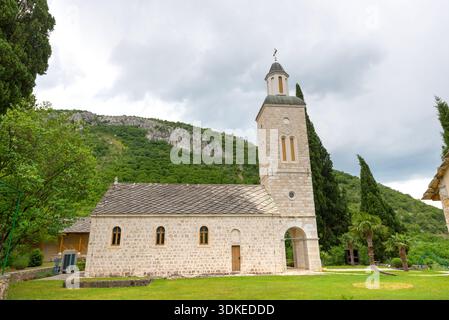 Zitomislici, près de Mostar, Bosnie-Herzégovine – 1er juin 2020 : vue sur le monastère orthodoxe Zitomislic, un complexe religieux historique entouré Banque D'Images