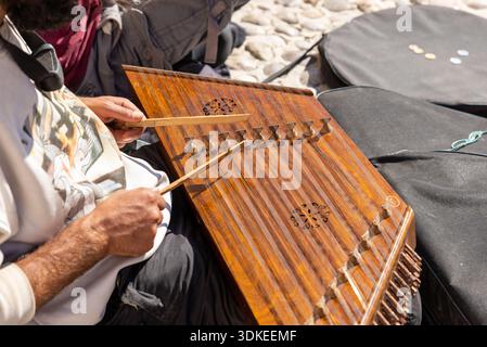 Mostar, Bosnie-Herzégovine – 16 octobre 2021 : musicien de rue jouant d'un instrument à cordes traditionnel dans la vieille ville historique de Mostar. Banque D'Images