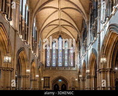 Nef principale de la cathédrale de Christchurch, église médiévale construite au 11ème siècle, important monument religieux et attraction touristique à Dublin, Irlande. Banque D'Images