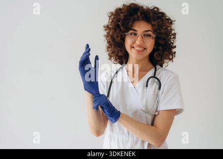 Porter les gants. Belle femme médecin est dans le studio. Banque D'Images