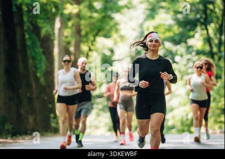 Les joggeurs sont sur la route. Groupe de coureurs sont ensemble à l'extérieur. Banque D'Images