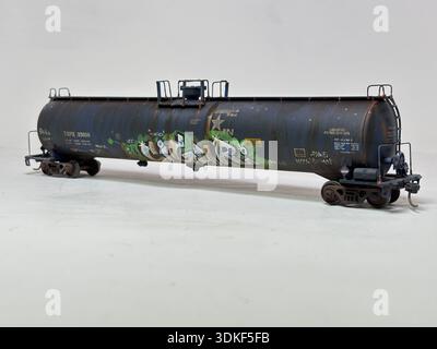 Modèle réduit d'un wagon-citerne LPG américain présentant des effets de vieillissement comme la rouille et la saleté ainsi que des graffitis sur la surface placée sur le modèle R. Banque D'Images