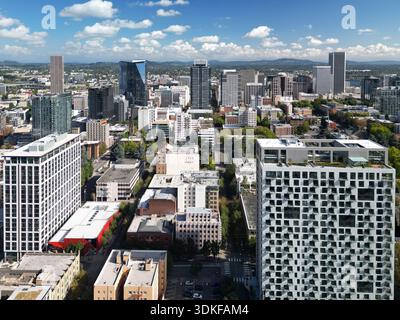 Vue aérienne vers l'est sur les gratte-ciel de Portland, Oregon, dans le centre-ville Banque D'Images