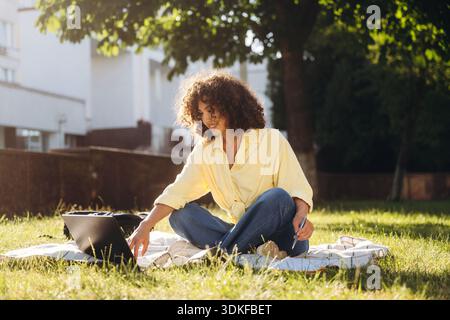 Belle étudiante femme est près de l'université en plein air. Banque D'Images