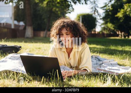 Belle étudiante femme est près de l'université en plein air. Banque D'Images