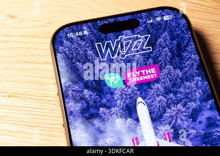 Ostrava, Tchéquie - 26 février 2025 : l'application mobile Wizz Air Airline installée sur iOS décide de réserver des billets d'avion en ligne Banque D'Images