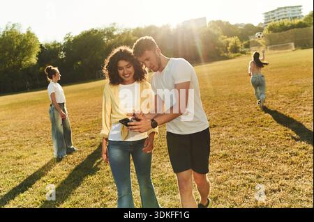 Couple homme-femme. De jeunes amis s'amusent sur le terrain. Banque D'Images