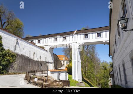 Cesky Krumlov, république tchèque - 05 11 2021 : couloir de liaison, ponts couverts - entre le monastère minorite et les parcs historiques, château ces Banque D'Images
