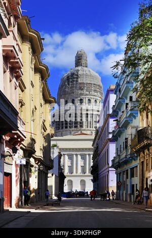 La Havane, Cuba - 11 janvier 2019 : rue de La Havane avec l'ancien Palais présidentiel dome en arrière-plan Banque D'Images
