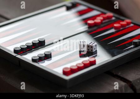Gros plan d'une table de backgammon. Concentrez-vous sur les dés Banque D'Images