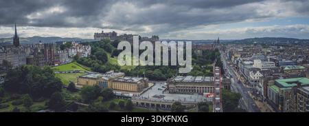 Edimbourg, Écosse - 31 août 2016 : vue panoramique du centre d'Edimbourg par temps nuageux Banque D'Images