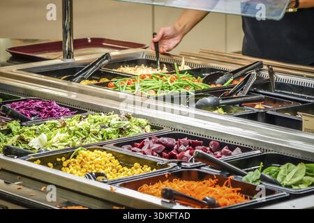 Self service bar à salades dans une cantine de l'hôtel Banque D'Images