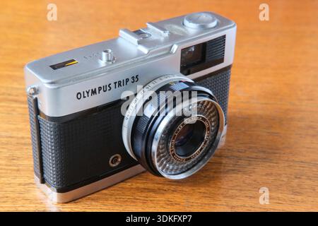 Olympus Trip 35 appareil photo compact 35mm entièrement automatique, fabriqué à partir de 1967. Le modèle affiche un bouton d'obturateur métallique indiquant la fabrication avant juin 1978. Banque D'Images