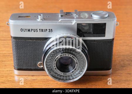 Olympus Trip 35 appareil photo compact 35mm entièrement automatique, fabriqué à partir de 1967. Le modèle affiche un bouton d'obturateur métallique indiquant la fabrication avant juin 1978. Banque D'Images